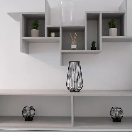 Lakeside Bliss With Free Parking Apartament