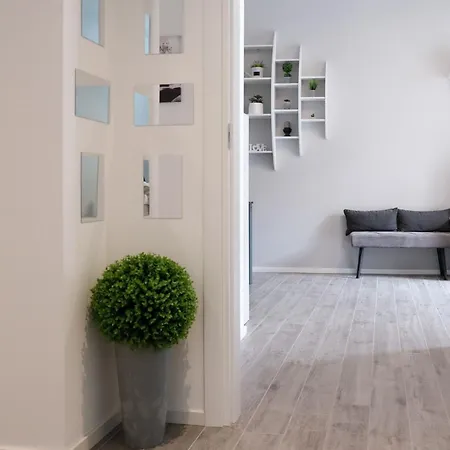 Lakeside Bliss With Free Parking Apartament