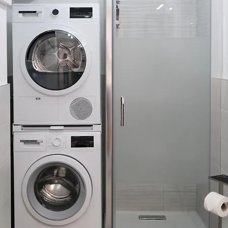 Lakeside Bliss With Free Parking Apartament