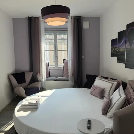 Lakeside Bliss With Free Parking