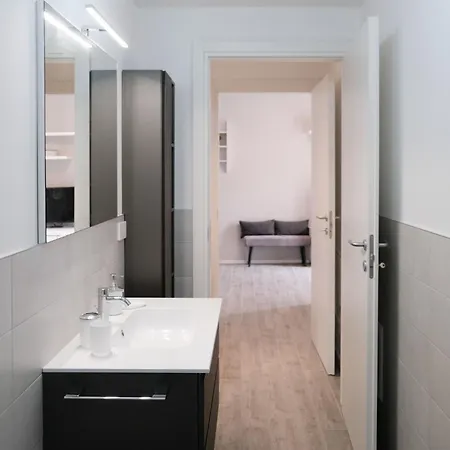 Lakeside Bliss With Free Parking *