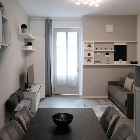 Lakeside Bliss With Free Parking