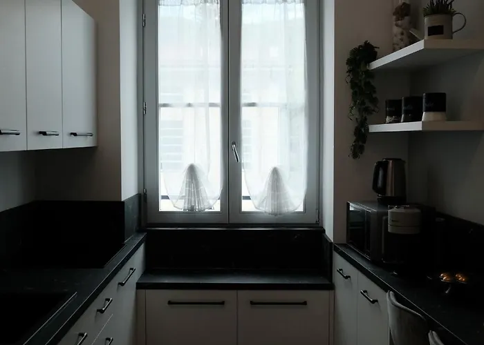 Lakeside Bliss With Free Parking *