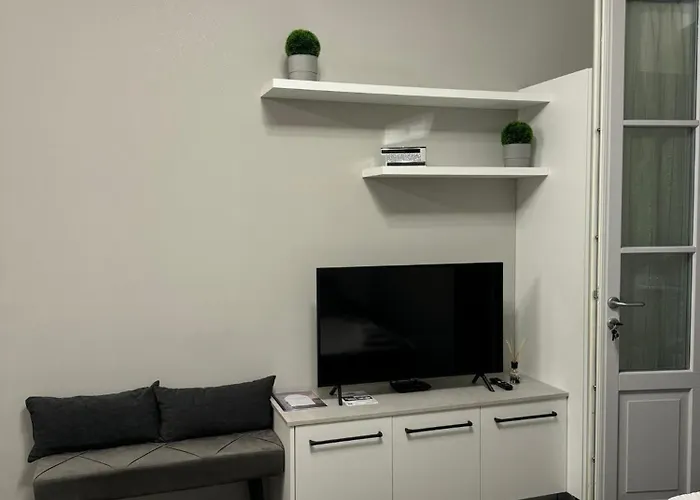 Lakeside Bliss With Free Parking