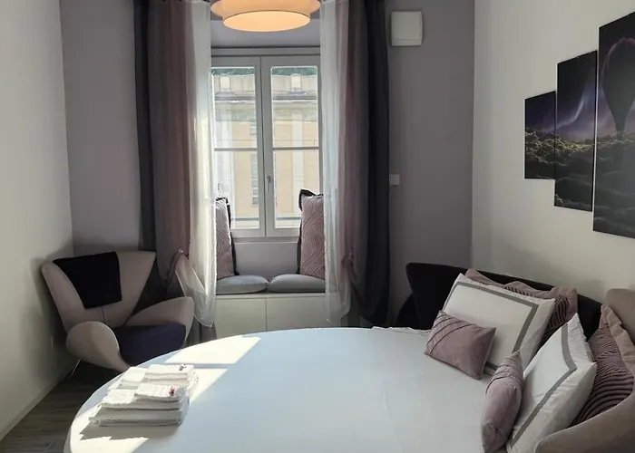 Lakeside Bliss With Free Parking