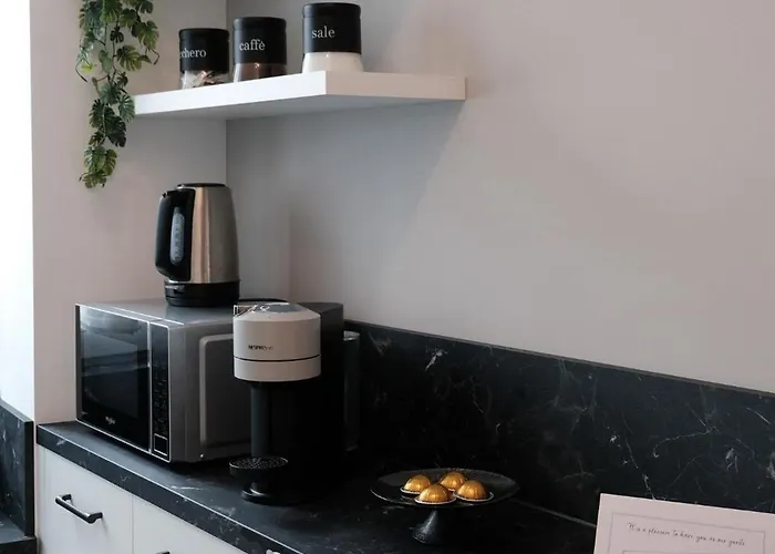 Lakeside Bliss With Free Parking Apartamento