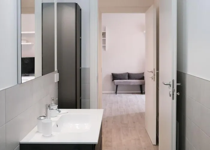 Lakeside Bliss With Free Parking *