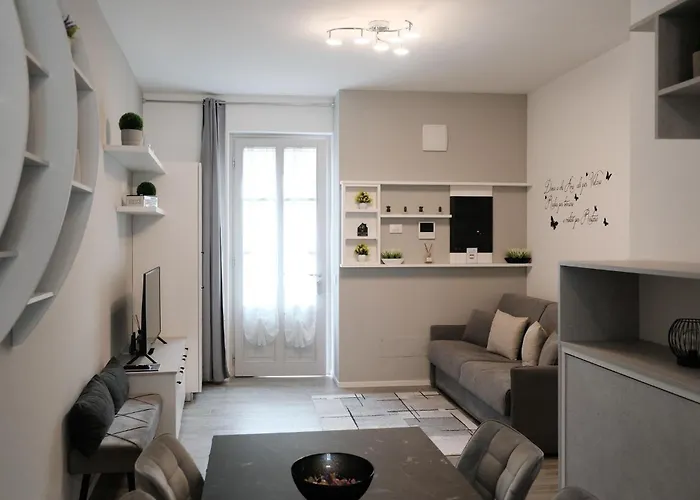 Lakeside Bliss With Free Parking