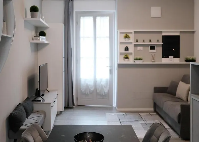 Lakeside Bliss With Free Parking