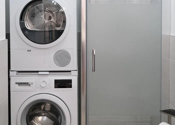 Lakeside Bliss With Free Parking Apartamento