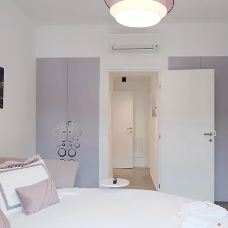 Lakeside Bliss With Free Parking